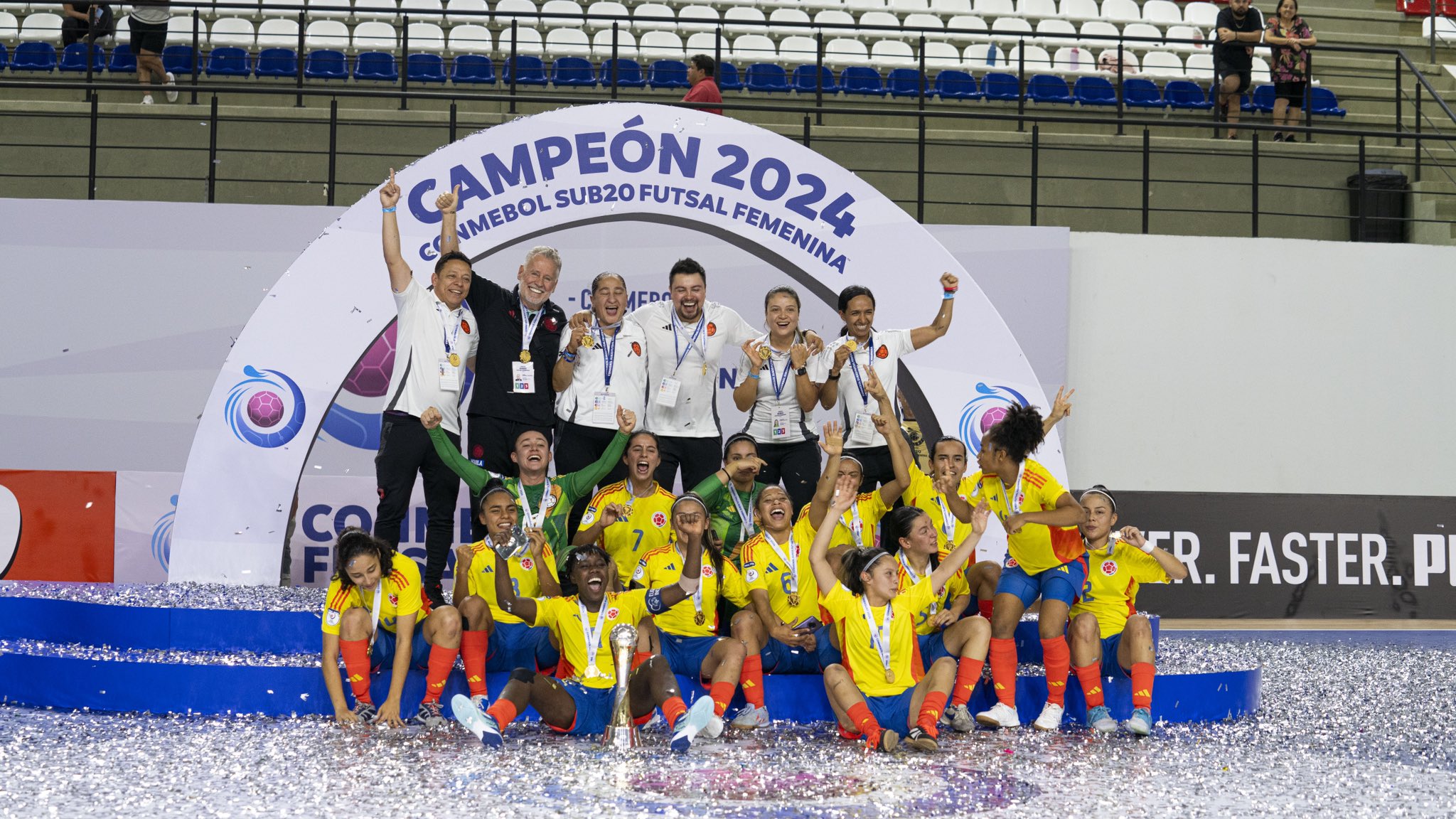 Las jugadoras de Colombia celebran su título.