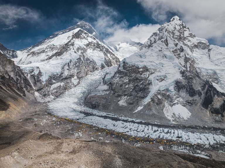 Monte Everest (Nepal), 30/04/2024.- Vista de las tiendas de campaña instaladas en un glaciar en un campamento base en el Monte Everest, a 5,364 m sobre el nivel del mar, del Monte Everest en Nepal, el 30 de abril de 2024 (publicado el 12 de mayo de 2024). Según Seven Summit Trek, el escalador nepalés Kami Rita Sherpa batió su propio récord el 12 de mayo de 2024 tras escalar con éxito el Monte Everest por 29ª vez. EFE/SEVEN SUMMIT TREK / ***SOLO USO EDITORIAL/SOLO DISPONIBLE PARA ILUSTRAR LA NOTICIA QUE ACOMPAÑA (CRÉDITO OBLIGATORIO)***