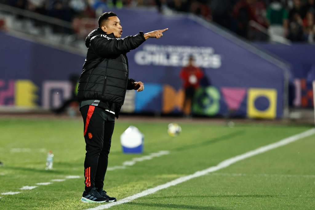 AMDEP6640. SANTIAGO (CHILE), 15/10/2025.- El seleccionador de Colombia César Torres da indicaciones este miércoles, en un partido de las semifinales de la Copa del Mundo Sub-20 entre Argentina y Colombia en el estadio Nacional Julio Martínez Prádanos, en Santiago (Chile). EFE/ Osvaldo Villarroel