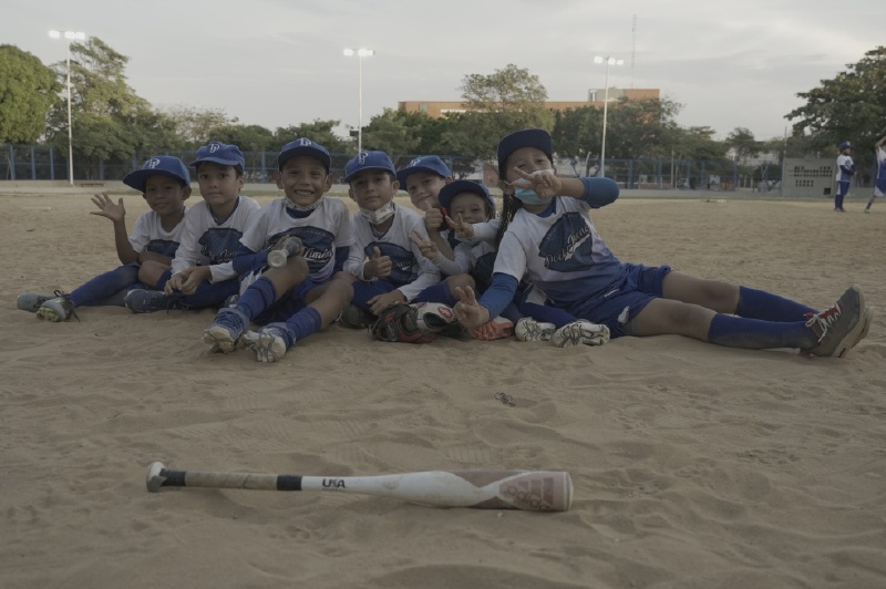 Cargados de sueños entrenan a diario los niños de la categoría semillitas, de la escuela de Docty Jiménez, en el barrio La Victoria, de Barranquilla. / Iván Muñoz