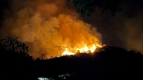 Incendio forestal en La Vega: bomberos combaten fuego que habría causado pirotecnia