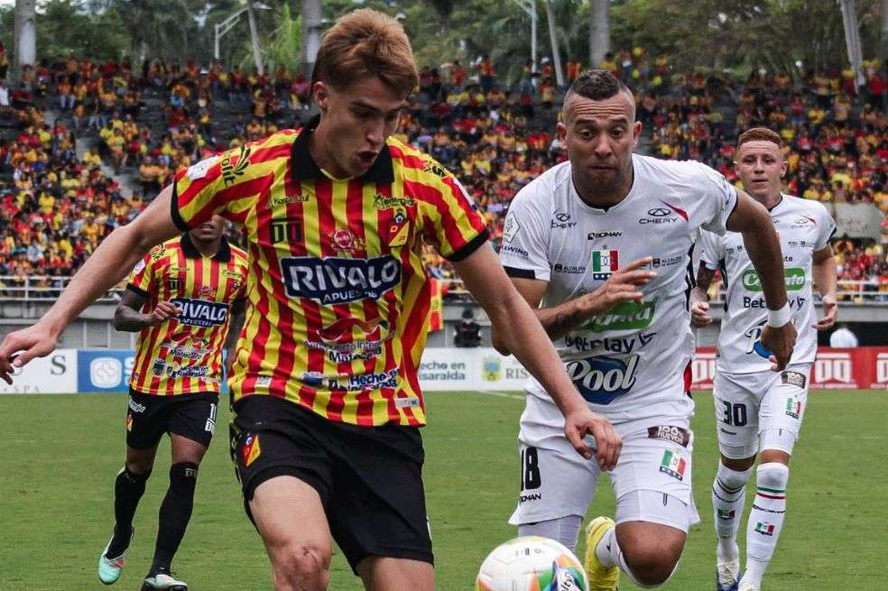 Samy Merheg (Pereira) conduce la pelota ante la marca de Jáider Riquett (Once Caldas), durante la quinta fecha de la Liga BetPlay Dimayor.