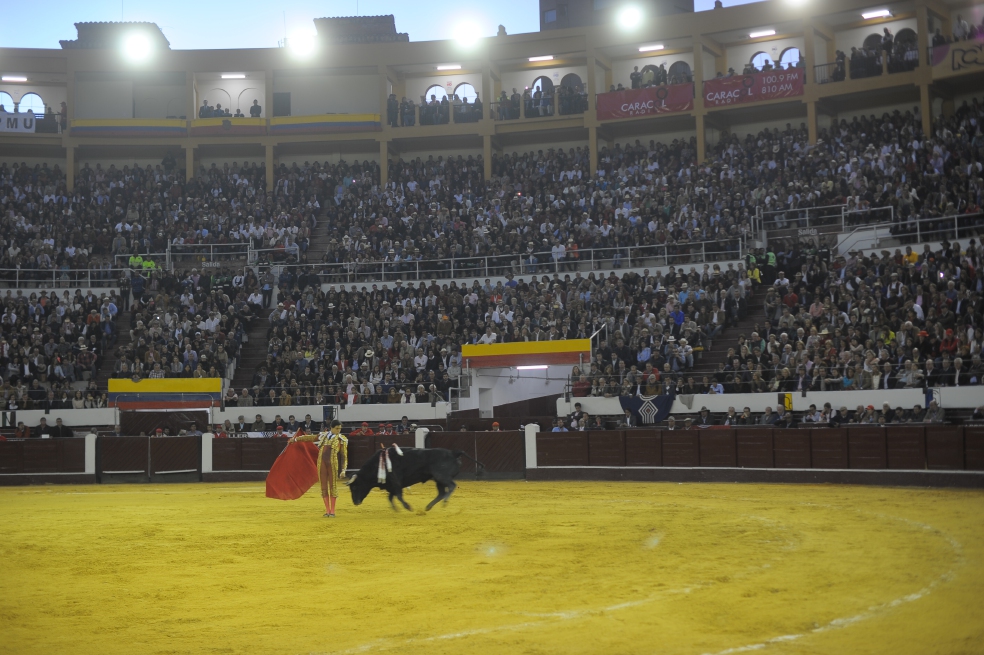 Imagen de la corrida del domingo pasado en la plaza Santamaría, el domingo pasado. / Cristian Garavito