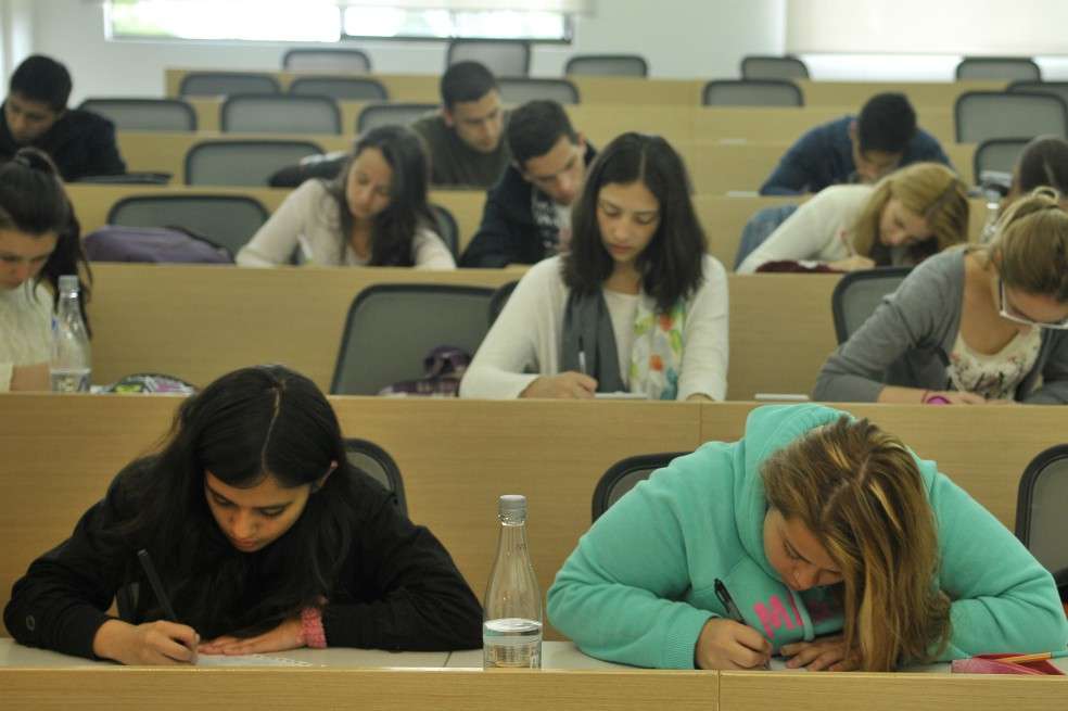 Para cumplir con lo establecido por la entidad, se debe mantener en estado de renovación requerida para el desembolso, así como mantenerse en etapa de estudios y no tener el crédito finalizado suspendido.