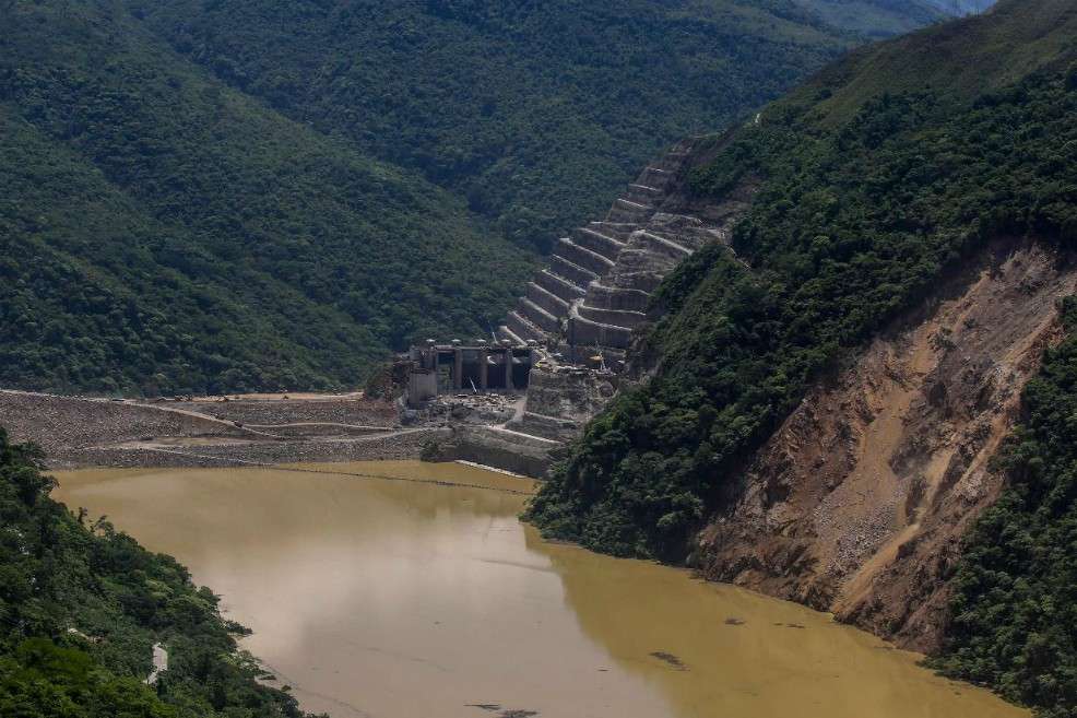 El pasado 7 de mayo se presentó un derrumbe en el proyecto hidroeléctrico Ituango que taponó uno de los túneles de desviación auxiliares por donde EPM estaba drenando el agua del río Cauca, lo que desencadenó una emergencia que todavía se mantiene. / AFP