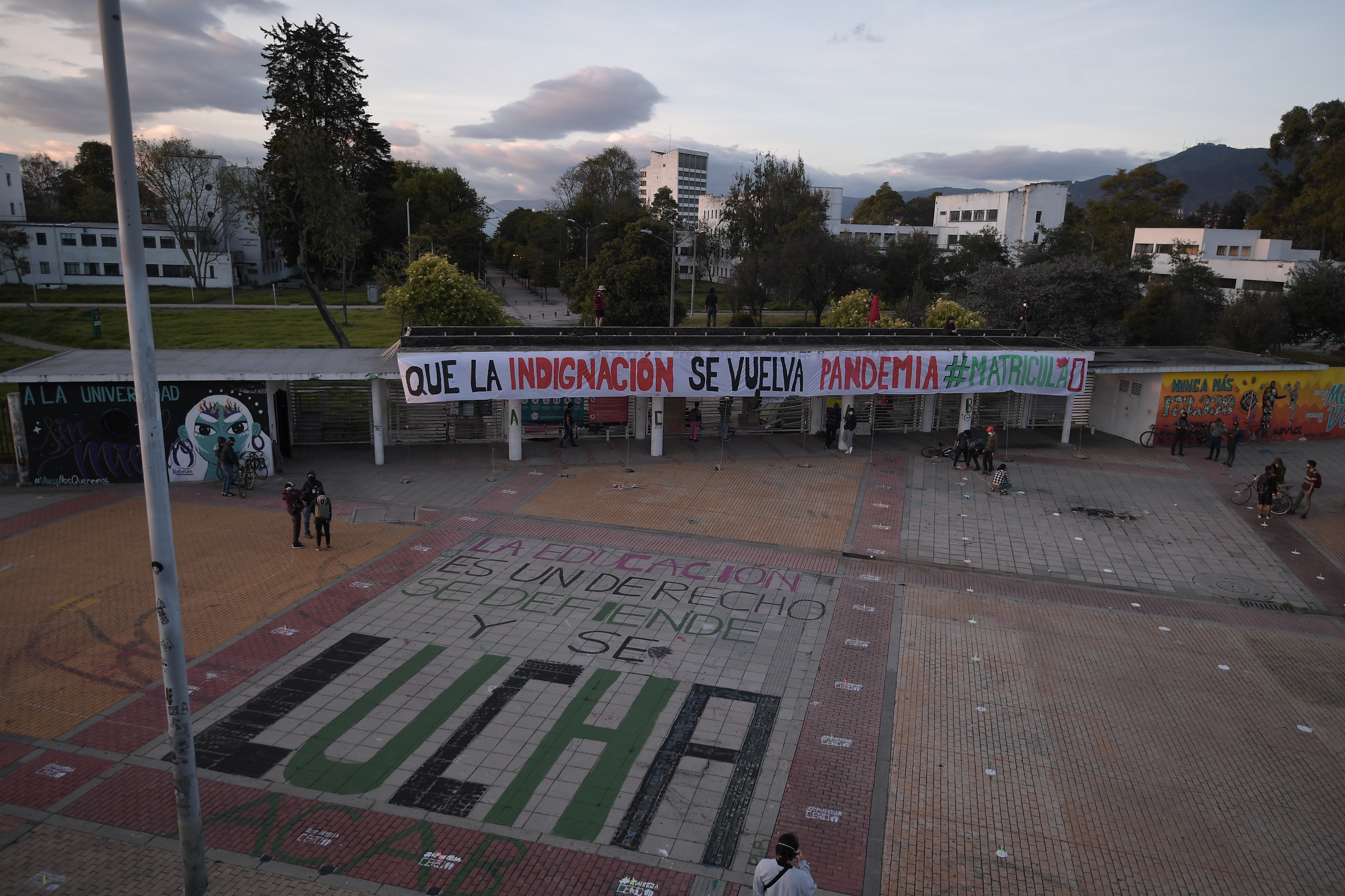 Estudiantes de la Universidad Nacional continúan con la “encadenatón” que adelantan desde inicios de semana para exigir matrícula cero durante el 2020 y el 2021. Para acompañar su protesta, los estudiantes realizaron una velatón, contemplando todas las medidas de bioseguridad por el Covid-19.