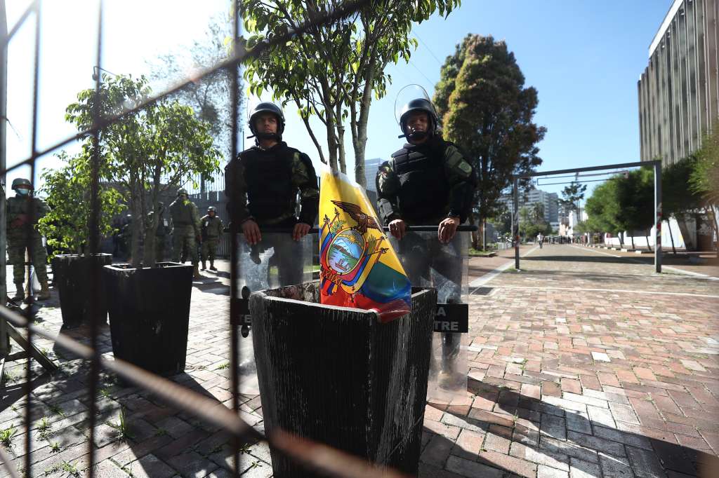 AME9702. QUITO (ECUADOR), 17/05/2023.- Agentes de policía se despliegan en los alrededores de la Asamblea Nacional hoy, en Quito (Ecuador). Decenas de militares y policías han cercado la Asamblea Nacional de Ecuador, institución disuelta este miércoles por el jefe de Estado, Guillermo Lasso, al aplicar la llamada "muerte cruzada", por "grave conmoción interna y política". EFE/ José Jácome