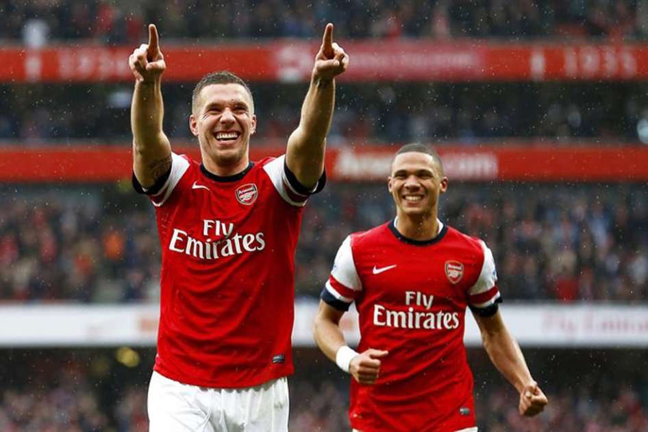 Lukas Podolski celebra su gol con Kieran Gibbs. / EFE