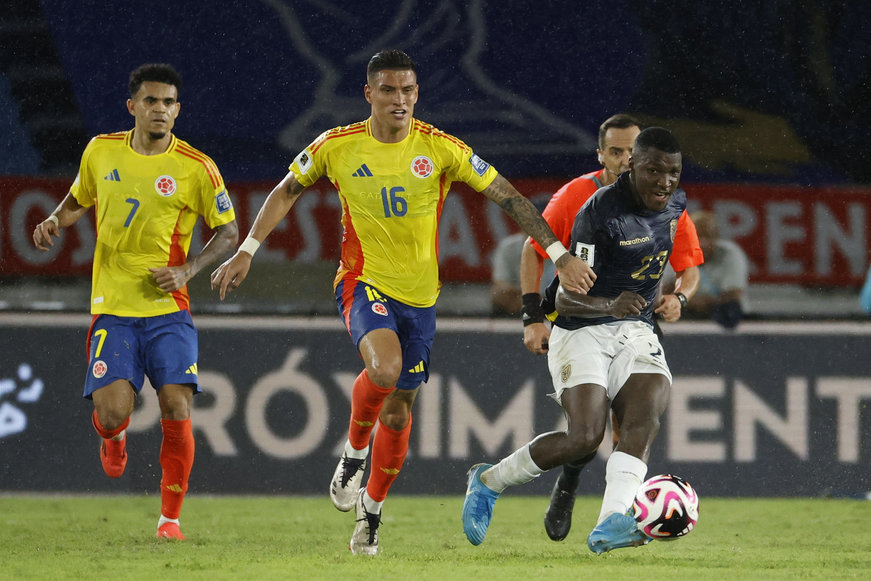 AMDEP451. BARRANQUILLA (COLOMBIA), 19/11/2024.- Juan Portilla (c) de Colombia disputa un balón con Moisés Caicedo de Ecuador este martes, en un partido de las eliminatorias sudamericanas para el Mundial de 2026, entre Colombia y Ecuador en el estadio Metropolitano de Barranquilla (Colombia). EFE/ Mauricio Dueñas Castañeda