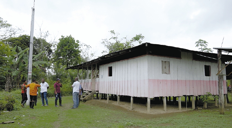 Luis Cogollo atiende a sus pacientes en esta casa, de domingo a domingo.