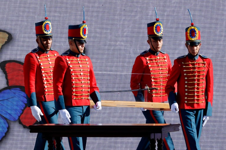 El último tire y afloje de Duque y Petro: la espada de Bolívar