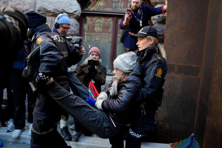 Los manifestantes perseguían "cerrar el Estado" como protesta por la continua actividad de turbinas eólicas en la región de Fosen, más de un año después de que la Corte Suprema noruega se pronunciara contra estos parques.
Según el tribunal, este proyecto viola el derecho de las familias sami a practicar la cría de renos. Los samis son una minoría indígena de unas 100.000 personas que viven entre Noruega, Suecia, Finlandia y Rusia.
La protesta comenzó el jueves pasado cuando un grupo de samis vestidos con el traje tradicional azul y rojo ocuparon la entrada del Ministerio de Petróleo y Energía.
Los activistas fueron desalojados en la noche del domingo, pero volvieron durante la semana, extendiendo la toma a más edificios del gobierno.
