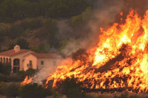 "Thomas" se convierte en el incendio más grande de la historia de California