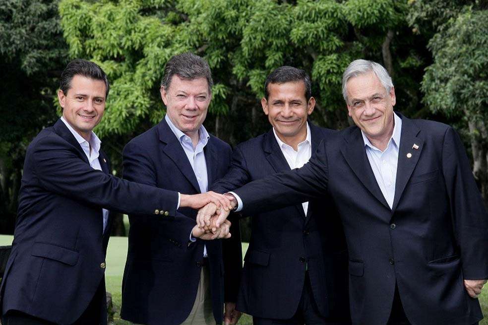 En mayo de 2013, durante la cumbre de la Alianza del Pacífico en Cali, los presidentes Enrique Peña Nieto (México, izquierda), Juan Manuel Santos (Colombia), Ollanta Humala (Perú) y Sebastián Piñera (Chile), anunciaron la eliminación de aranceles para el 92% de los productos producidos por sus países. / Archivo