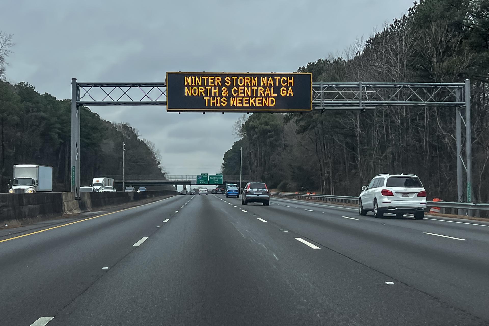 ATLANTA (United States), 23/01/2026.- A Georgia Department of Transportation informational sign warns highway motorists as the Atlanta area prepares for the effects of a predicted large winter storm in Atlanta, Georgia, USA, 23 January 2026. The winter storm is expected to bring snow, ice and frigid temperatures to much of the eastern half of the US, making all types of travel difficult. (tormenta) EFE/EPA/ERIK S. LESSER