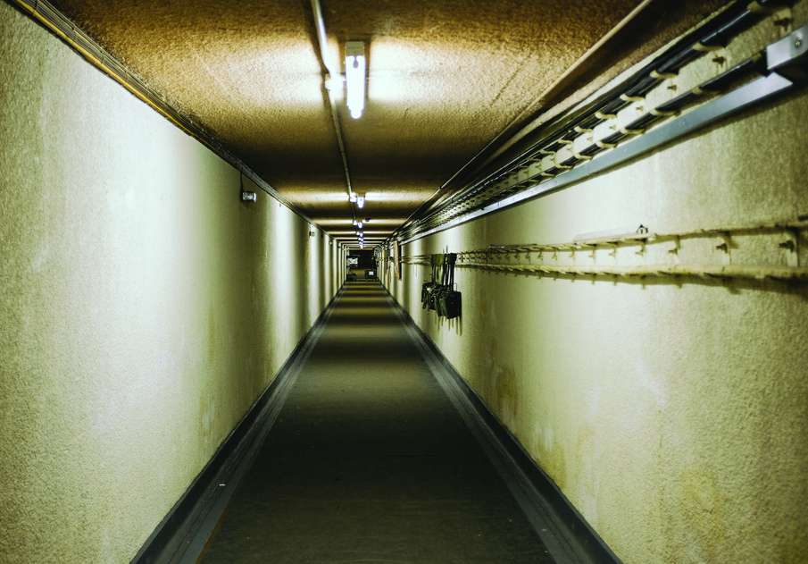 Al interior de los bunkers hay sala de cine, sala de cirugía, campo de golf y muro de escalada. / Scott Wylie