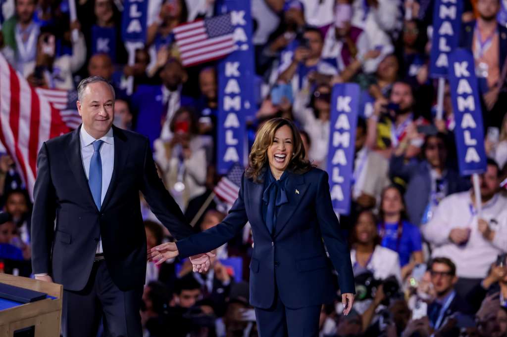 Chicago (United States), 22/08/2024.- Democratic presidential nominee and US Vice President Kamala Harris (R) and her husband Second Gentleman Doug Emhoff (L) on stage after Harris spoke during the final night of the Democratic National Convention (DNC) at the United Center in Chicago, Illinois, USA, 22 August 2024. The 2024 Democratic National Convention is being held from 19 to 22 August 2024, during which delegates of the United States' Democratic Party will vote on the party's platform and ceremonially vote for the party's nominee for president, Vice President Kamala Harris, and for vice president, Governor Tim Walz of Minnesota, for the upcoming presidential election. (Estados Unidos) EFE/EPA/JUSTIN LANE