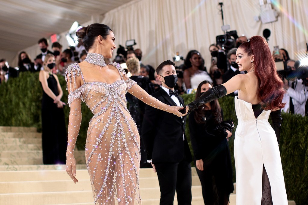 NEW YORK, NEW YORK - SEPTEMBER 13: Kendall Jenner and Gigi Hadid attend The 2021 Met Gala Celebrating In America: A Lexicon Of Fashion at Metropolitan Museum of Art on September 13, 2021 in New York City. Dimitrios Kambouris/Getty Images for The Met Museum/Vogue /AFP (Photo by Dimitrios Kambouris / GETTY IMAGES NORTH AMERICA / Getty Images via AFP)
