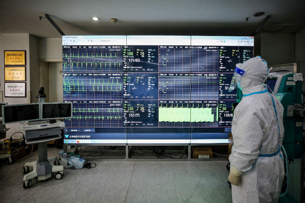 "A los trabajadores de la salud tradicionales se sumarán otros que tendrán una formación interdisciplinaria, como los expertos en medicina robótica, que se encargarán de manejar los robots cirujanos en los hospitales", dice el libro de Andrés Oppenheimer. La imagen corresponde a la tecnología que se está usando para enfrentar el nuevo coronavirus. / AFP
