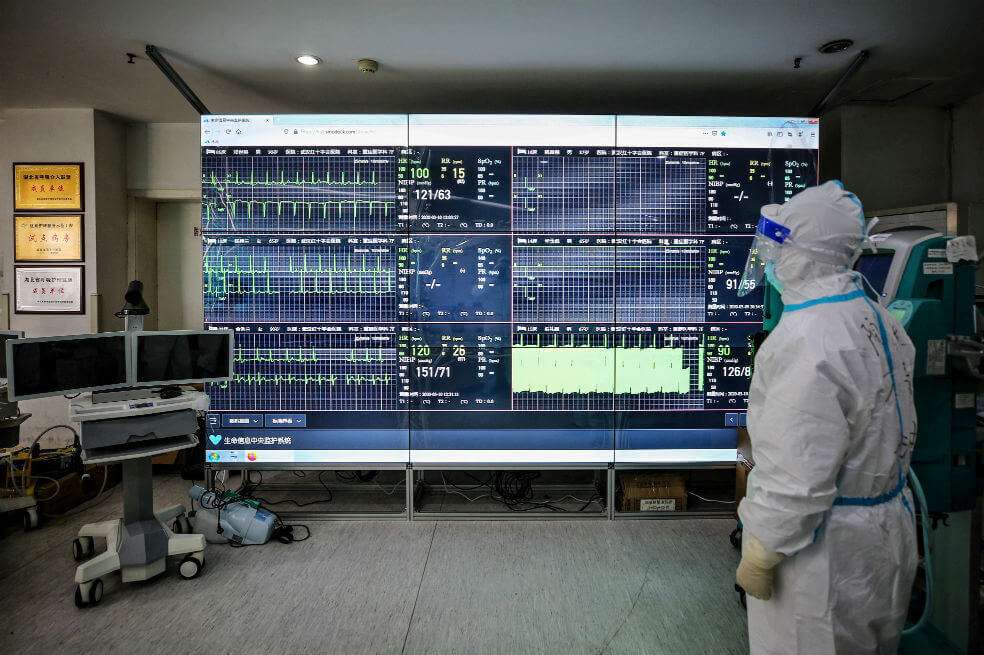 "A los trabajadores de la salud tradicionales se sumarán otros que tendrán una formación interdisciplinaria, como los expertos en medicina robótica, que se encargarán de manejar los robots cirujanos en los hospitales", dice el libro de Andrés Oppenheimer. La imagen corresponde a la tecnología que se está usando para enfrentar el nuevo coronavirus. / AFP