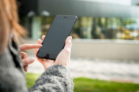 Víctimas de violación en el Reino Unido deberán entregar sus celulares a la policía