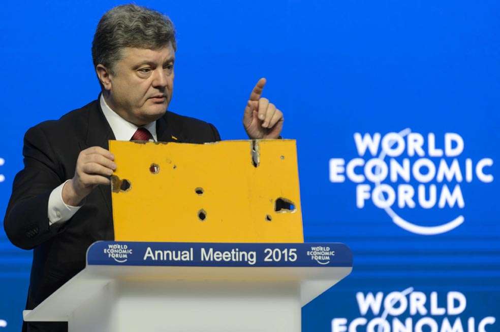 El presidente de Ucrania, Petró Poroshenko, pronuncia un discurso durante su intervención en la sesión inaugural del Foro Económico Mundial de Davos. / EFE