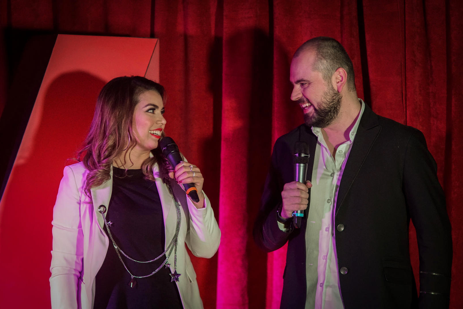 Liss Pereira dice que ella y Ricardo Quevedo recorrieron caminos independientes en el humor y que como pareja se complementan. / Pablo Arellano / Netflix