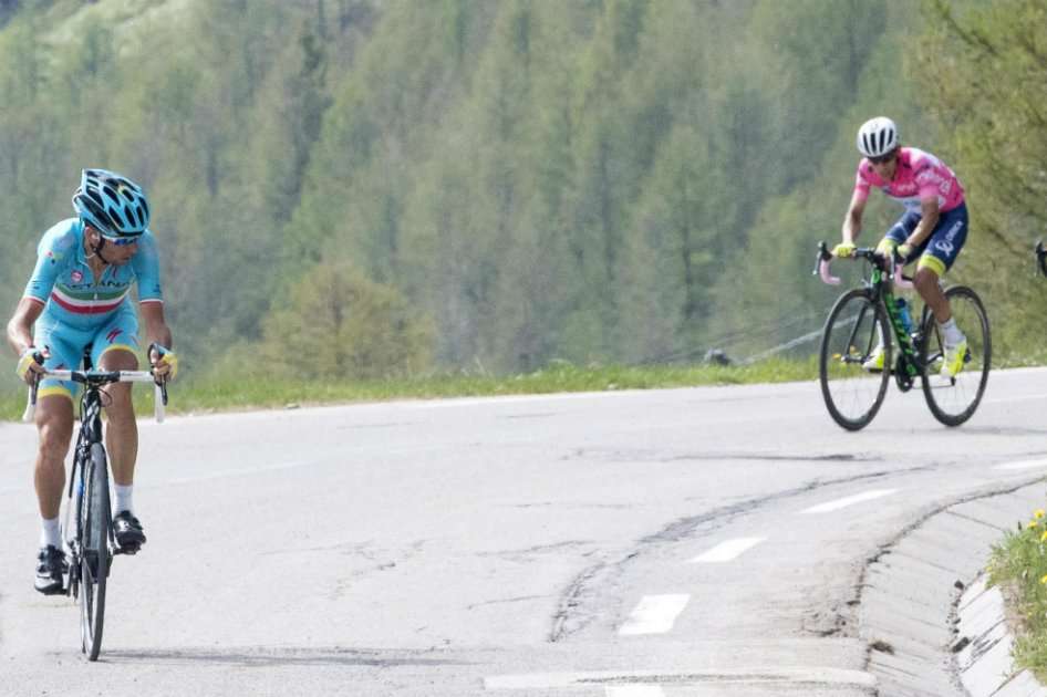 El italiano Vicenzo Nibali, adelante del colombiano Esteban Chaves en la penúltima etapa del Giro de Italia. / EFE