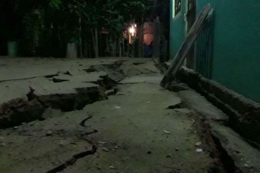 Así quedó una calle en Minatitlán, municipio del estado de Veracruz, tras el movimiento telúrico. /AFP