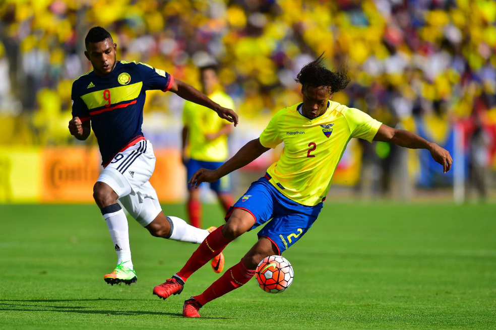 El delantero colombiano Miguel Ángel Borja junto al defensa Arturo Mina de Ecuador. /AFP