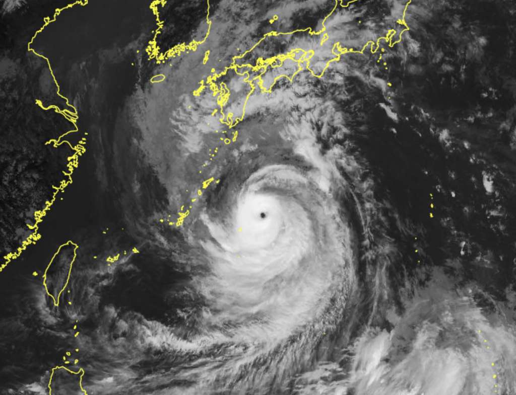 Esta foto publicada el 17 de septiembre por la Agencia Meteorológica de Japón muestra imágenes satelitales del tifón Nanmadol ubicado cerca de las islas remotas del sur de Japón.