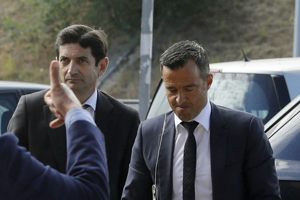 El agente de futbolistas Jorge Mendes (d) a su llegada este martes al Juzgado de Instrucción número 1 de Pozuelo de Alarcón (Madrid). / EFE