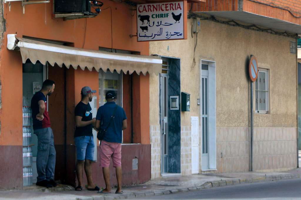 TORRE PACHECO (MURCIA), 14/07/2025.- Calles tranquilas este lunes en el barrio de San Antonio de Torre Pacheco (Murcia) Las fuerzas de seguridad mantienen su dispositivo en Torre Pacheco tras las jornadas de disturbios entre grupos de ultraderechistas y jóvenes de origen marroquí a raíz de la agresión a un anciano, mientras se investigan los hechos y se suceden los llamamientos a la calma. EFE/Morell

