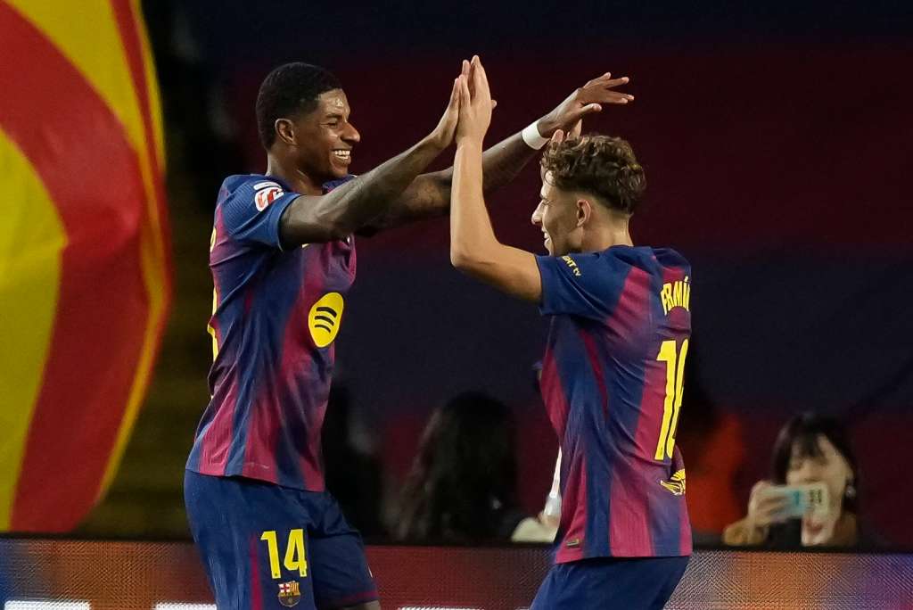 BARCELONA, 02/11/2025.- El delantero del Barcelona Marcus Rashford (i) celebra su gol, tercero del equipo ante el Elche, durante el partido de LaLiga entre el FC Barcelona y el Elche CF, este domingo en el estadio Olímpico Lluis Companys. EFE/Enric Fontcuberta
