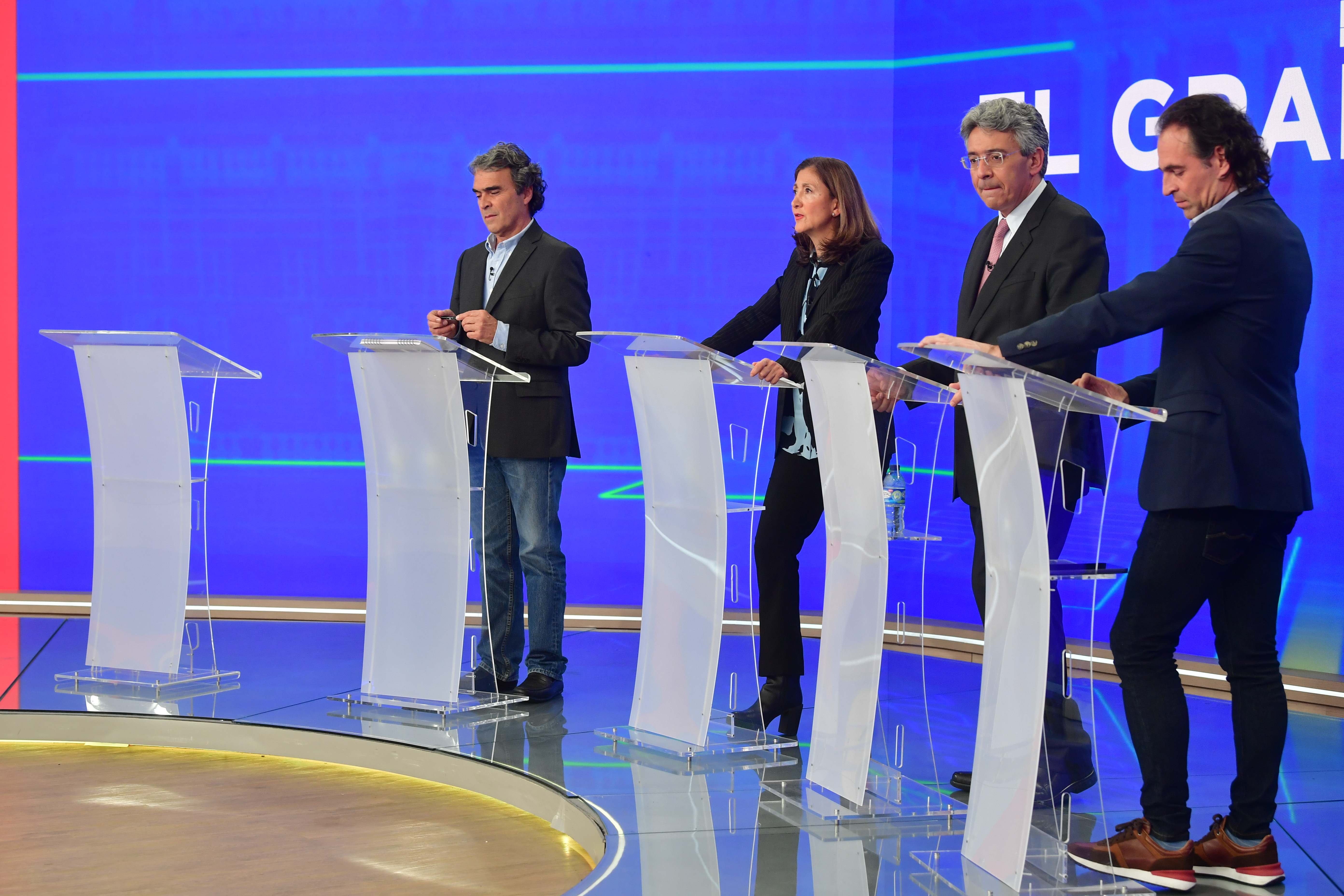 Debate de los candidatos a la Presidencia de la República del 2022 organizado por el canal RCN: Sergio Fajardo del partido Centro Esperanza; Íngrid Betancourt del partido Verde Oxígeno; Enrique Gómez Martínez del partido Salvación Nacional y Federico Gutiérrez, del partido Equipo por Colombia (izq-der).