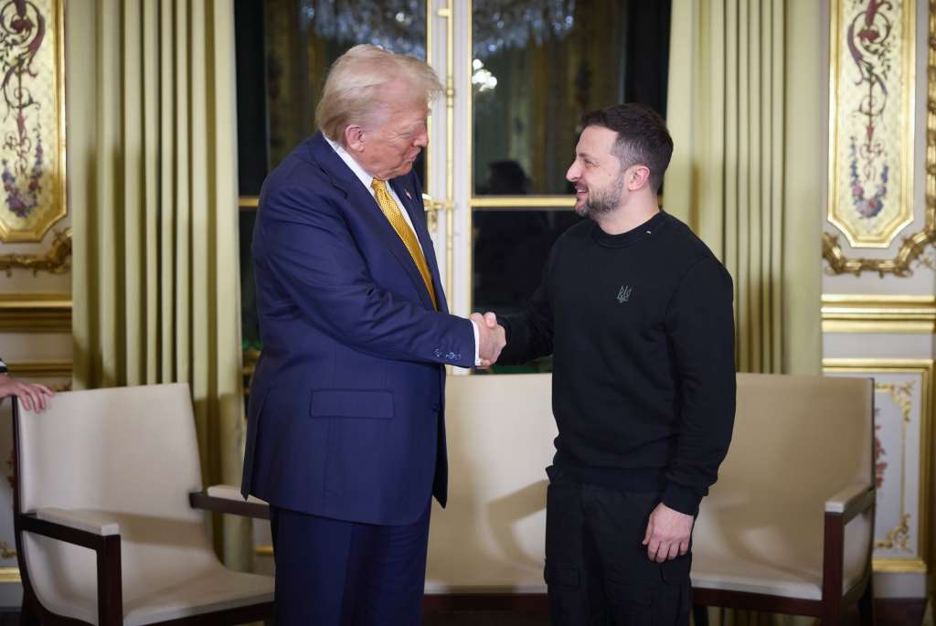 Paris (France), 07/12/2024.- A handout picture made available by the Presidential Press Service of Ukraine shows US President-elect Donald Trump (L), and Ukrainian President Volodymyr Zelensky (R) shaking hands during their meeting with French President Emmanuel Macron (not pictured) at the Elysee Palace, as part of ceremonies marking the reopening of the Notre Dame de Paris Cathedral, in Paris, France, 07 December 2024. The Notre Dame de Paris Cathedral reopens on 07 December after nearly six years of renovation work following its destruction by a fire on 15 April 2019. (Zelenski, Francia, Ucrania) EFE/EPA/Presidential Press Service of Ukraine HANDOUT HANDOUT EDITORIAL USE ONLY/NO SALES
