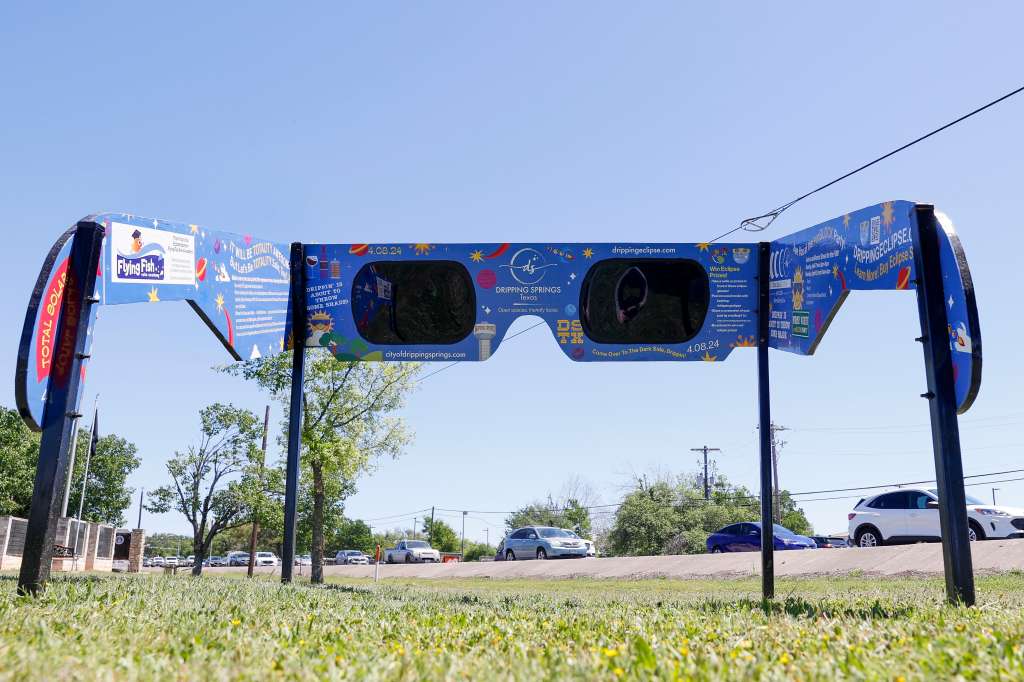 Dripping Springs (United States), 04/04/2024.- A pair of giant solar eclipse glasses are placed at Veterans Memorial Park in Dripping Springs, Texas, USA, 04 April 2024. A Solar eclipse will occur on 08 April 2024, with the totality visible in parts of Texas, Oklahoma, Arkansas, Missouri, Tennessee, Illinois, Kentucky, Indiana, Ohio, Michigan, Pennsylvania, New York, Vermont, New Hampshire, Maine as well as parts of Mexico and Canada. (Nueva York) EFE/EPA/ADAM DAVIS