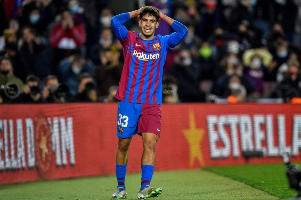 Abde Ezzalzouli, delantero de FC Barcelona en medio de un partido contra RCD Espanyol.