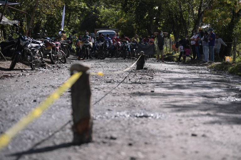 Continúa bloqueada la vía que conecta a Medellín con el norte del país