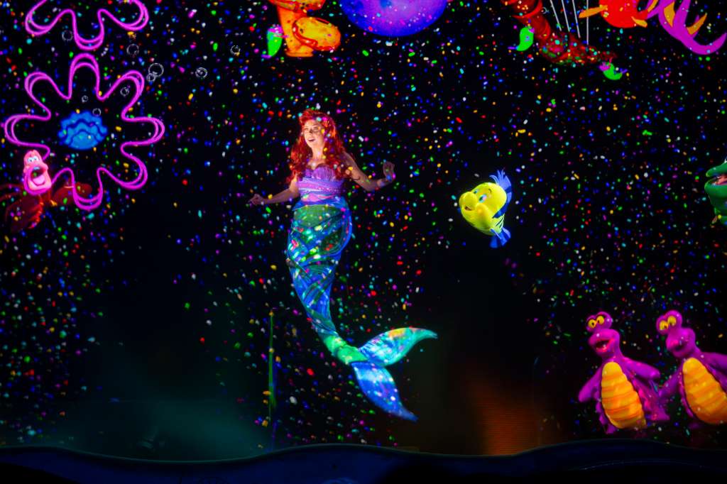 En Animation Courtyard, la magia bajo el mar cobra vida con The Little Mermaid – A Musical Adventure.