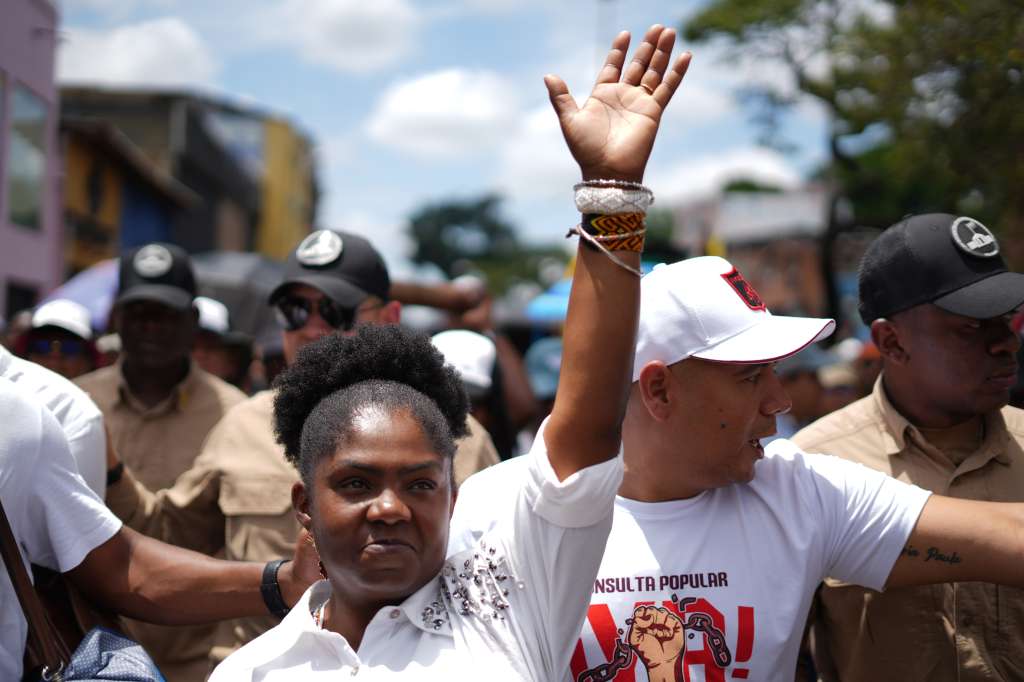 AME360. CALI (COLOMBIA), 18/03/2025.- La vicepresidenta de Colombia, Francia Márquez, saluda durante una manifestación este martes, en Cali (Colombia). Sindicalistas, empleados oficiales y simpatizantes del Gobierno colombiano salieron a las calles de Bogotá y otras ciudades del país para reclamar la aprobación de las reformas laboral y de la salud. EFE/ Ernesto Guzmán
