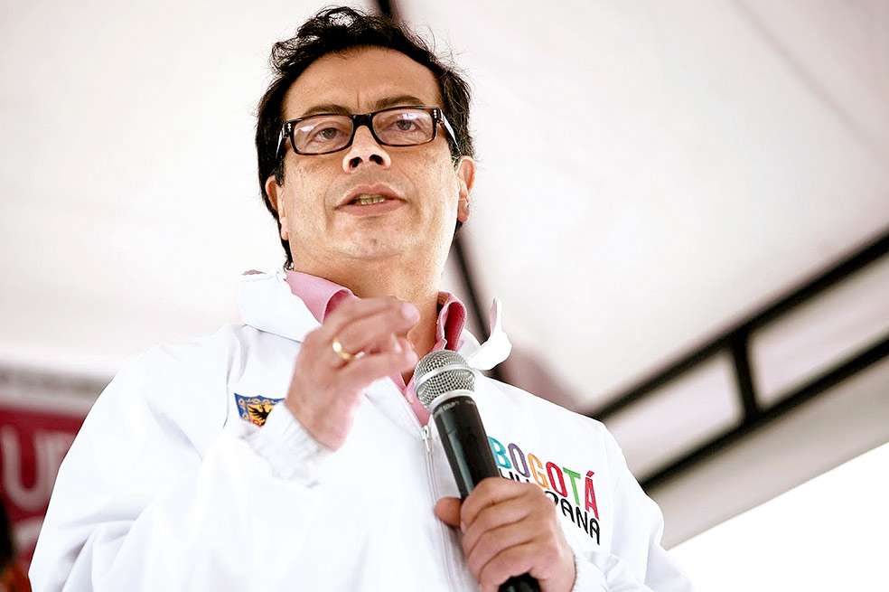 El alcalde Gustavo Petro en la plaza pública. / Archivo