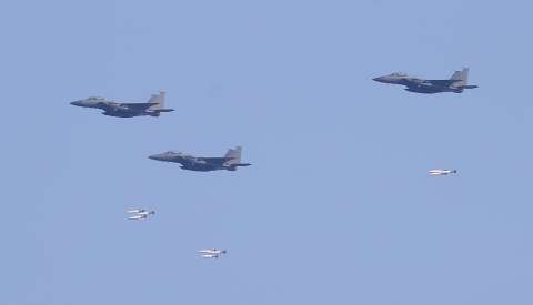 Un avión militar de Corea del Sur lanzó por error 8 bombas sobre una población