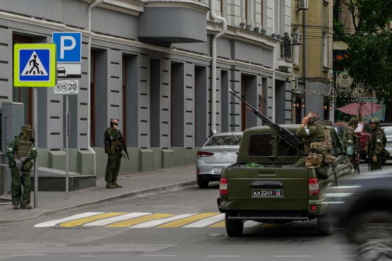 Rostov-on-don (Russian Federation), 23/06/2023.- Servicemen from private military company (PMC) Wagner Group stand guard in downtown Rostov-on-Don, southern Russia, 24 June 2023. Security and armoured vehicles were deployed after Wagner Group's chief Yevgeny Prigozhin said in a video that his troops had occupied the building of the headquarters of the Southern Military District, demanding a meeting with Russia'Äôs defense chiefs. (Rusia) EFE/EPA/STRINGER