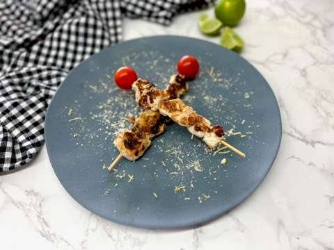 Brochetas de pollo con limón y parmesano, un almuerzo delicioso para este domingo