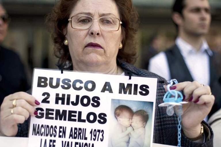 Víctimas del robo de bebés en España piden ayuda al papa Francisco