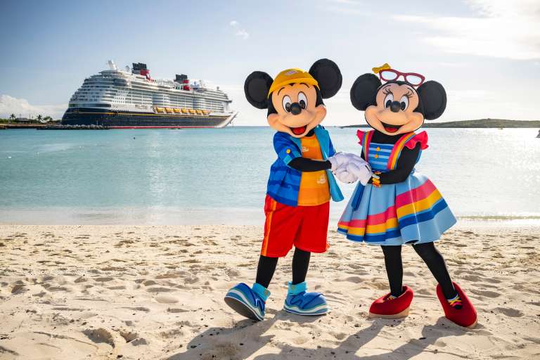 Mickey Mouse y Minnie Mouse en Disney Castaway Cay, una de las islas privadas de Disney en Bahamas.