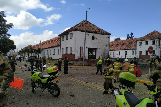 El carro bomba, con 80 kilos de pentolita, explotó dentro de las instalaciones de la Escuela General Santander, en Bogotá.