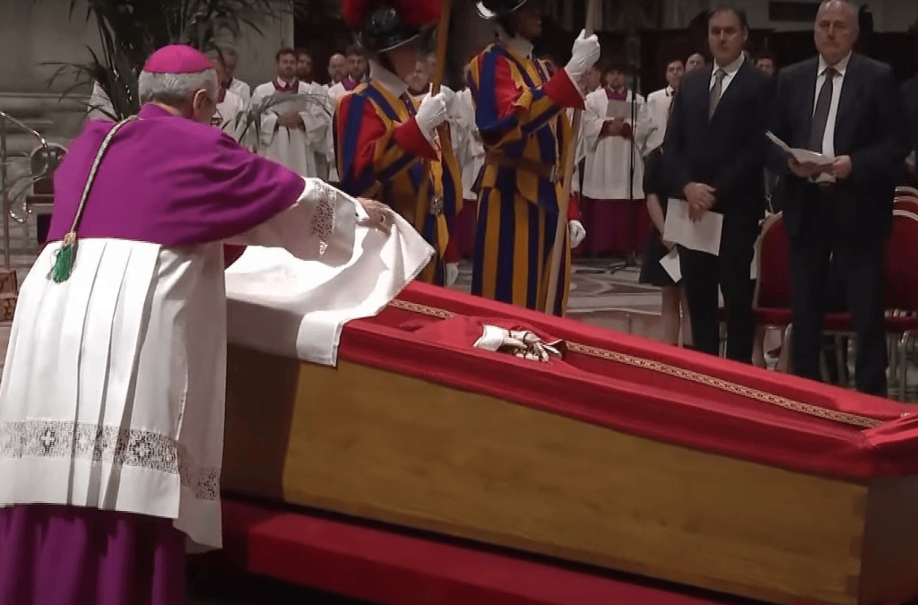 Cierre féretro papa Francisco