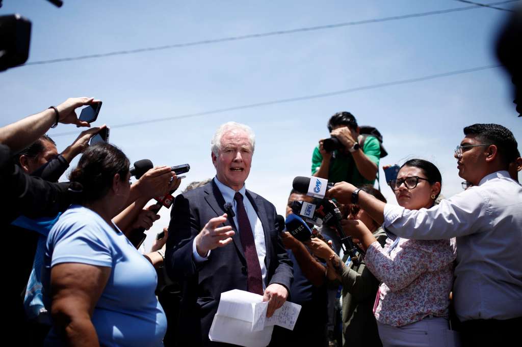 AME101. ANTIGUO CUSCATLÁN (EL SALVADOR), 16/04/2025.- El senador demócrata estadounidense Chris Van Hollen habla con la prensa este miércoles, en Antiguo Cuscatlán (El Salvador). Hollen llegó a El Salvador para solicitar la liberación del salvadoreño Kilmar Ábrego García, detenido en la megacárel Centro de Confinamiento del Terrorismo (Cecot) tras ser deportado desde Estados Unidos a pesar de tener un estatus legal en el país norteamericano. EFE/ Rodrigo Sura